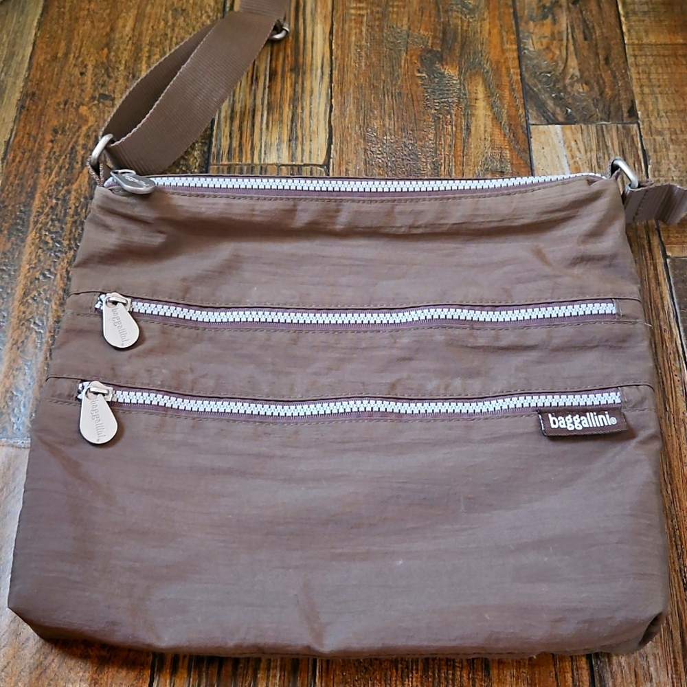 Baggallini Tan Crossbody Bag‎ with Silver Accents.